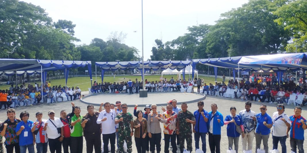 Forkopimda Kota Pematangsiantar foto bersama usai menyerahkan talih asih kepada perwakilan aliansi serikat pekerja buruh pada peringatan May Day bertempat di Lapangan Adam Malik, Kota Pematangsiantar, Kamis (1/5/2025).