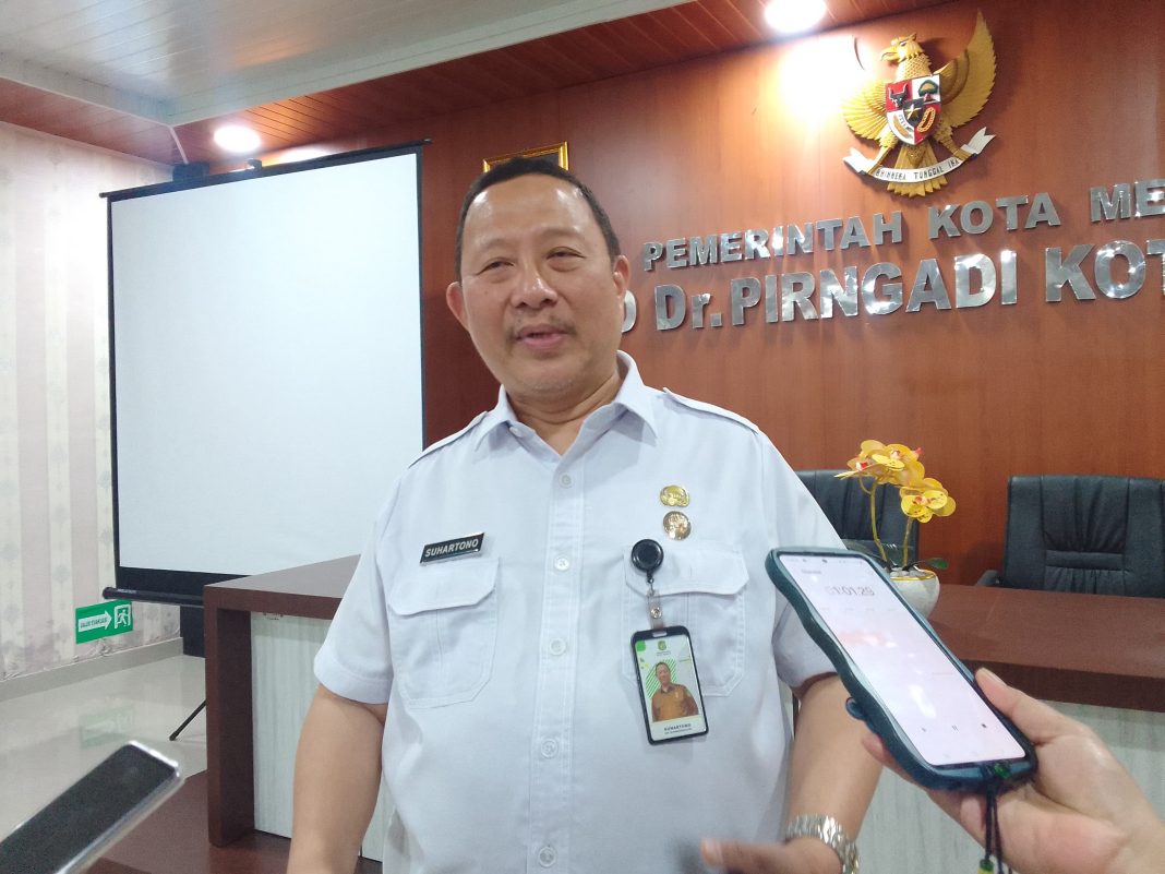 Direktur RSUD Dr Pirngadi Medan, dr Suhartono SpPD Subsp HOM (K) Finasim saat memberikan keterangan kepada wartawan usai Forum Konsultasi Publik (FKP) pemaparan hasil SKM Semester II Tahun 2024 di Ruang Rapat II RSUD Pirngadi, Rabu (30/4/2025).