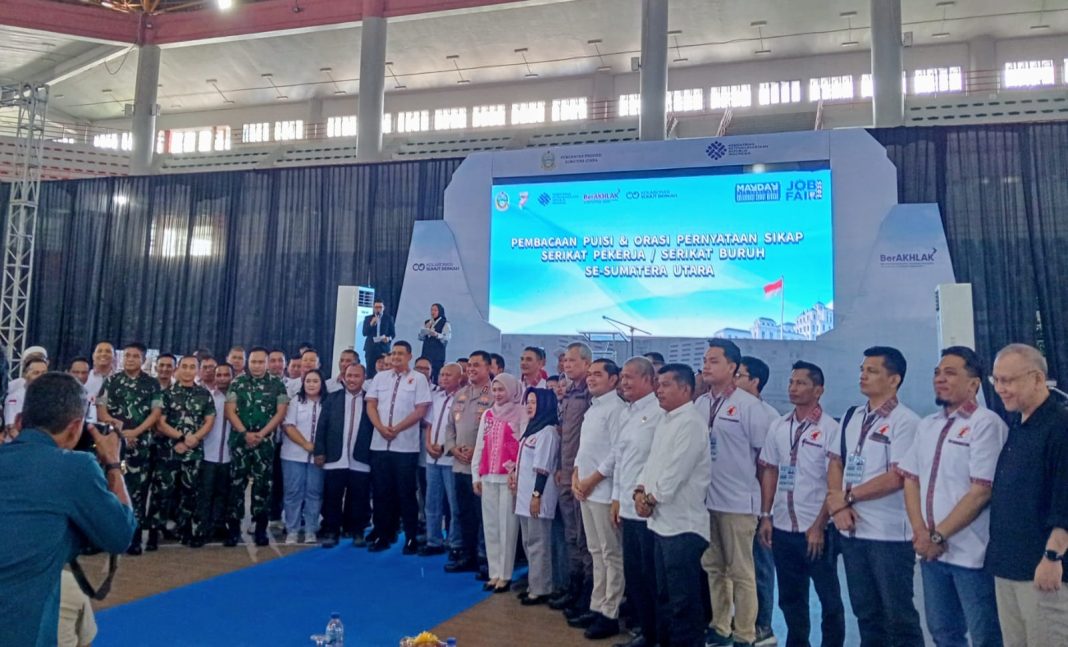 Gubernur Sumut Bobby Nasution bersama Wakil Gubernur Sumut Surya foto bersama dengan Ketua serikat buruh saat menghadiri Peringatan Hari Buruh Internasional atau May Day Fair 2025 yang diselenggarakan di Gedung Serba Guna Pemprov Sumut, Jalan Williem Iskandar, Deliserdang, Kamis (1/5/2025).