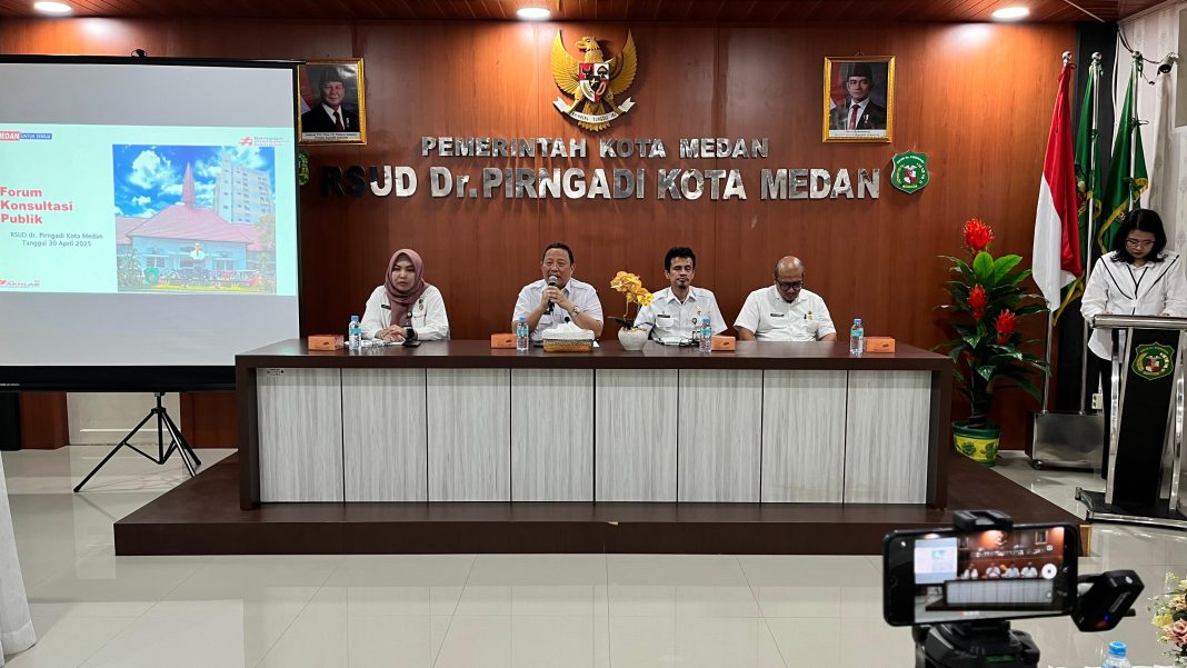 Manajemen RSUD Dr Pirngadi Medan memaparkan hasil Survei Kepuasan Masyarakat (SKM) Semester II Tahun 2024 dalam Forum Konsultasi Publik (FKP) yang digelar di Ruang Rapat II RSUD.