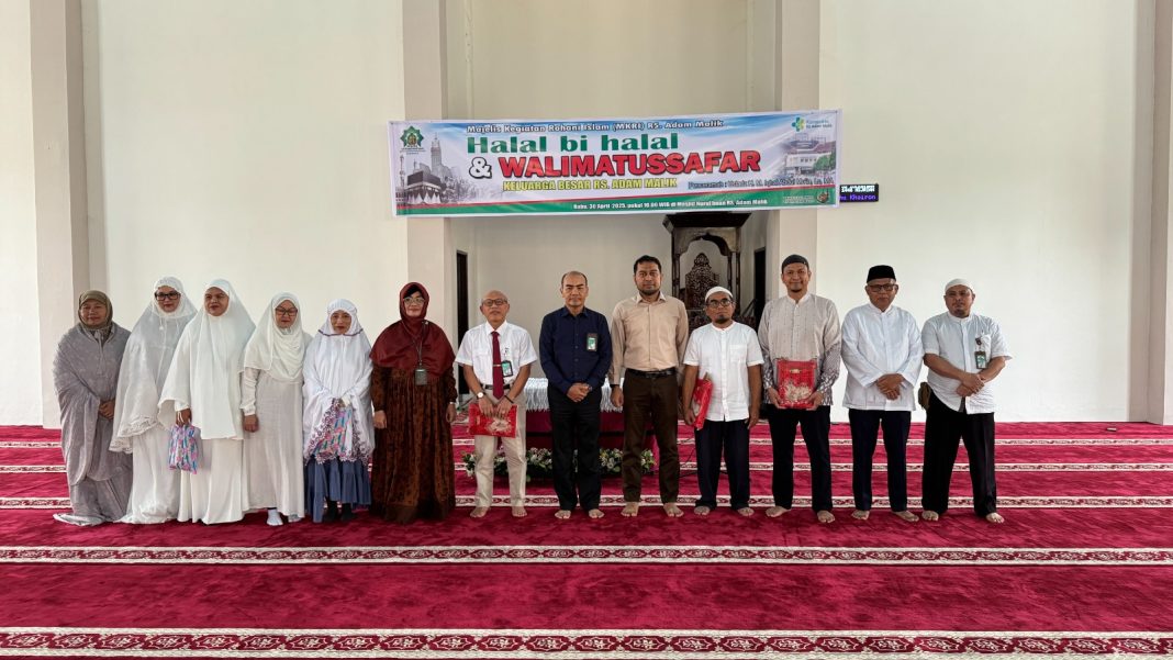 Direktur Utama RS Adam Malik, dr Zainal Safri MKed (PD) SpPD-KKV SpJP (K) didampingi Direktur SDM, Pendidikan dan Penelitian RS Adam Malik dr Faisal Habib SpJP (K) FIHA foto bersama dengan Ketua MKRI, Prof dr Kamal Basri Siregar MKed (Surg) SpB (K) Onk FICS, dan lainnya di acara pelepasan yang penuh kekhidmatan ini digelar di Masjid Nurul Iman RS Adam Malik, Rabu (30/4/2025). (Dok/Humas RS Adam Malik)