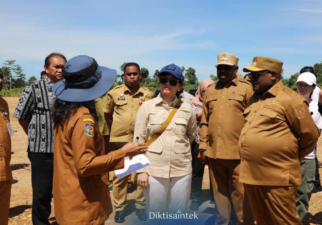 Wamendiktisaintek Stella Christie berdialog dengan jajaran pemerintah daerah saat meninjau lokasi calon pembangunan SMA Unggul Garuda di Nabire, Papua Tengah, Senin (28/4/2025). (Dok/Diktisaintek)