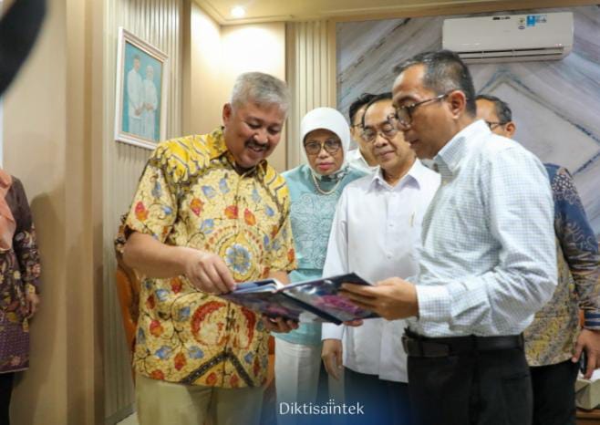 Mendiktisaintek Brian Yuliarto bersama Bupati Pinrang A Irwan Hamid meninjau dokumen rencana pembangunan kampus vokasi pertanian Unhas di rumah jabatan Bupati Pinrang, Selasa (29/4/2025). (Dok/Diktisaintek)