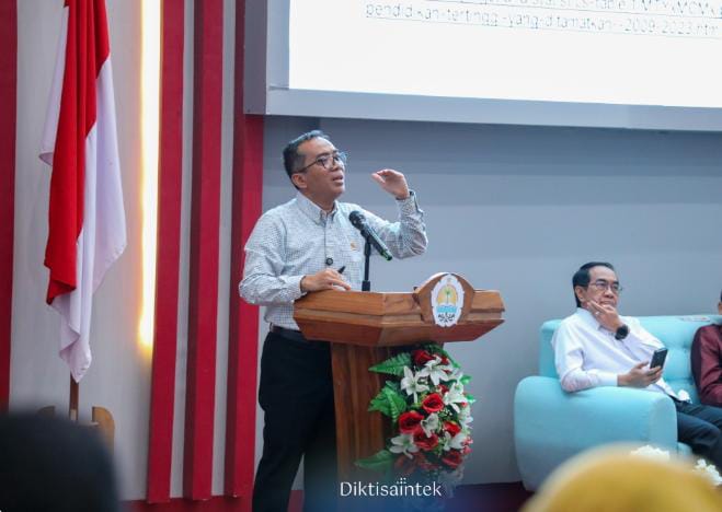 Mendiktisaintek Brian Yuliarto menyampaikan arahan strategis di hadapan sivitas akademika Universitas Sulawesi Barat (Unsulbar) dalam kunjungan kerja di Majene, Selasa (29/4/2025). (Dok/Diktisaintek)