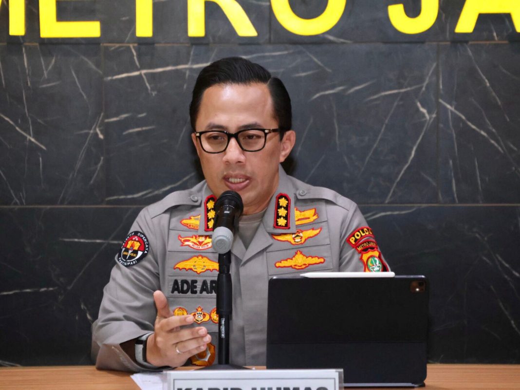 Kabid Humas Polda Metro Jaya, Kombes Pol Ade Ary memberikan keterangan pers terkait keributan akibat sengketa lahan di kawasan Kemang Raya, Jakarta Selatan.