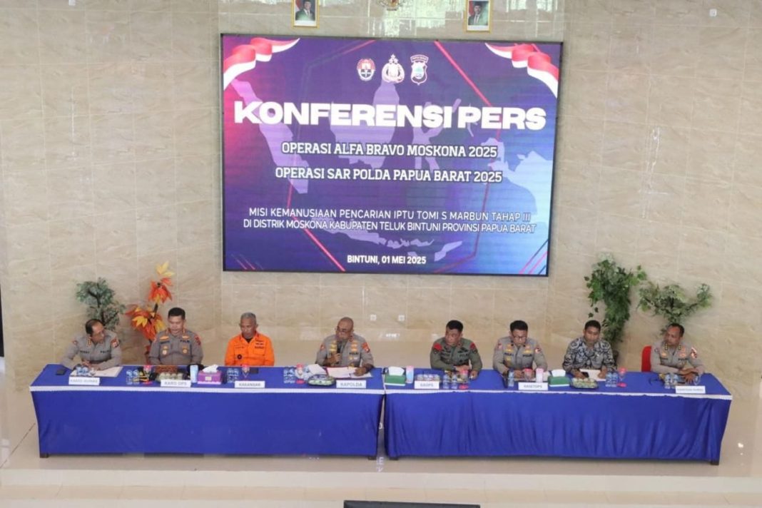 Kapolda Papua Barat Irjen Pol Johnny Eddizon Isir SIK MTCP didampingi pejabat utama Polda Papua Barat dan instansi terkait saat memimpin konferensi pers penutupan Operasi Alfa Bravo Moskona 2025 dan Operasi SAR Polda Papua Barat 2025 di Bintuni.