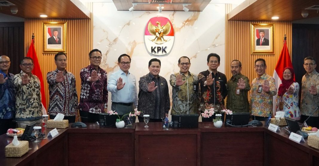 Menteri BUMN Erick Thohir bersama pimpinan dan jajaran KPK berfoto bersama usai audiensi di Gedung Merah Putih KPK, Jakarta, dalam rangka memperkuat sinergi pengawasan tata kelola BUMN.