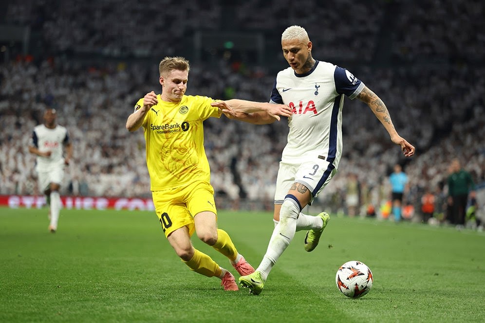 Richarlison dikawal lawan di laga Tottenham vs Bodo Glimt, Semifinal Liga Europa 2024/2025.