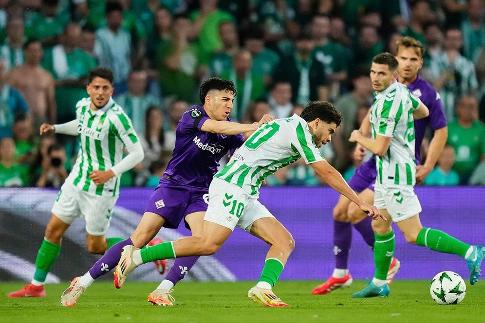 Aksi Abde Ezzalzouli di laga Real Betis vs Fiorentina, Semifinal Conference League 2024/2025.