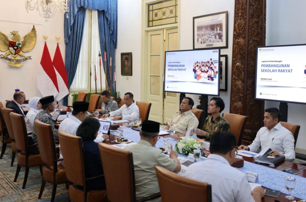 Presiden Republik Indonesia Prabowo Subianto memimpin rapat terbatas bersama Wakil Presiden Gibran Rakabuming dan jajaran Kabinet Merah Putih di Istana Merdeka, Jakarta, Rabu (30/4/2025), membahas program Sekolah Rakyat.
