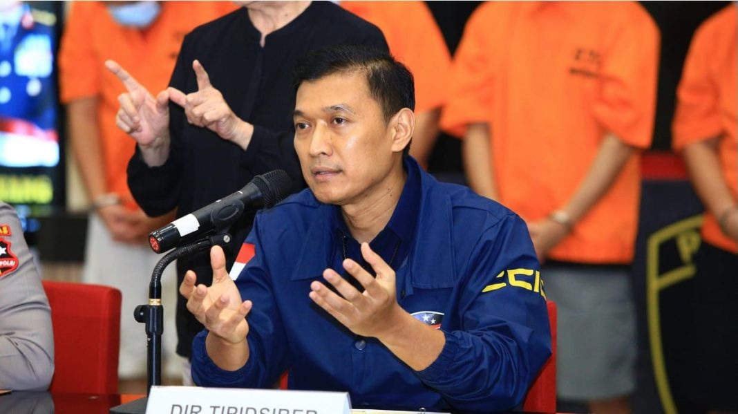 Dirtipidsiber Bareskrim Polri, Brigjen Pol Himawan Bayu Aji, memberikan keterangan pers terkait penyitaan Rp61 M dari rekening terkait judi online.