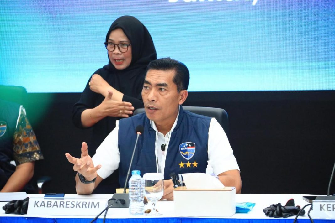 Kabareskrim Polri Komjen Pol Wahyu Widada memberikan keterangan pers terkait pengungkapan jaringan judi online lintas negara yang melibatkan ribuan rekening dan WNA, di Jakarta.