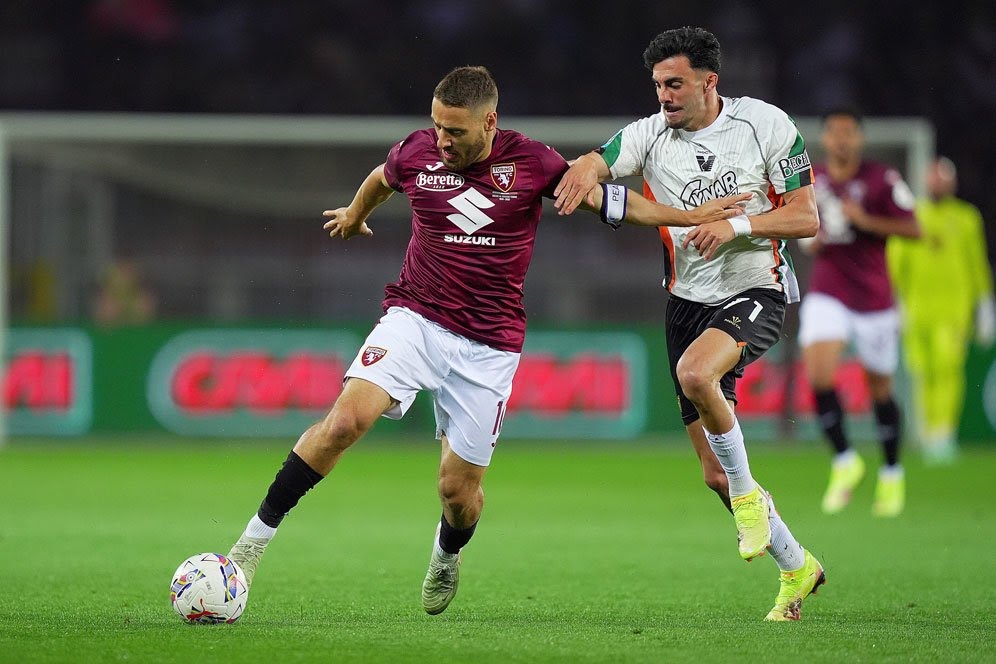 Duel Nikola Vlasic (kiri) dengan Kike Perez di laga Torino vs Venezia di Serie A 2024/2025, Sabtu (3/5/2025).