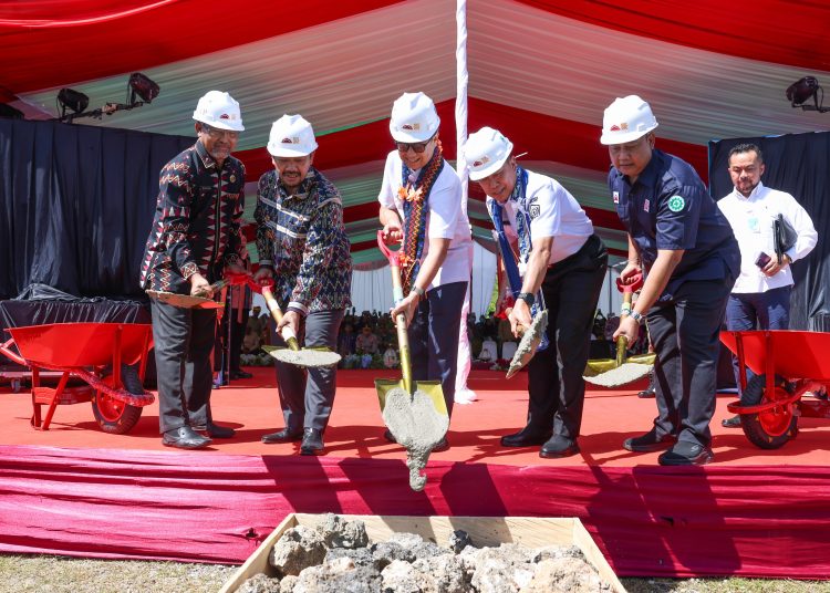 Menteri Kesehatan RI Budi Gunadi Sadikin (tengah) bersama pejabat daerah melakukan peletakan batu pertama (groundbreaking) pembangunan RSUD Buton Tengah di Kabupaten Buton Tengah, Sulawesi Tenggara, Jumat (2/5/2025).