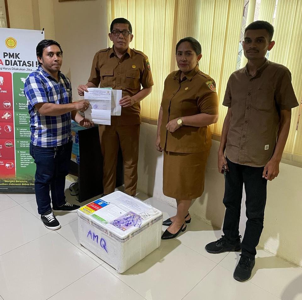 Petugas Direktorat Kesehatan Hewan Ditjen PKH menyerahkan bantuan vaksin rabies secara simbolis kepada Dinas Pertanian dan Ketahanan Pangan Kota Ambon, sebagai respons cepat terhadap meningkatnya kasus rabies.