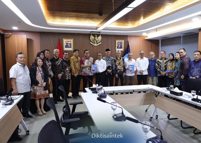 Menteri Pendidikan Tinggi, Sains, dan Teknologi, Brian Yuliarto, bersama jajaran pengurus pusat Asosiasi Dosen Indonesia (ADI) dalam audiensi di kantor Kemdiktisaintek, Jakarta, Jumat (2/5/2025). (Dok/Diktisaintek)