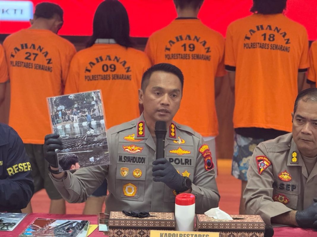 Kapolrestabes Semarang Kombes Pol M Syahduddi menunjukkan barang bukti berupa foto kerusuhan saat konferensi pers penetapan tersangka kerusuhan Mayday, di Mapolrestabes Semarang, Sabtu (3/5/2025).