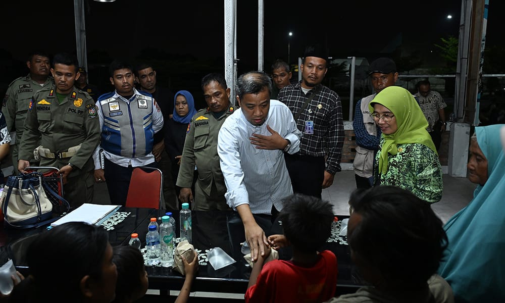 Kasatpol PP Sumut Moettaqien Hasrimi berdialog dengan anak-anak yang terjaring razia saat penertiban Anak yang Memerlukan Perlindungan Khusus (AMPK) di Kota Medan dan Kabupaten Deliserdang.
