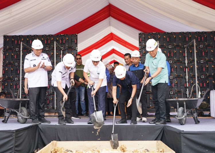 Menteri Kesehatan Budi Gunadi Sadikin bersama Bupati Konawe Kepulauan Rifqi Saifullah Razak dan jajaran pemerintah daerah melakukan peletakan batu pertama pembangunan RSUD Konawe Kepulauan di Sulawesi Tenggara, Sabtu (3/5/2025). (Dok/Kemenkes)
