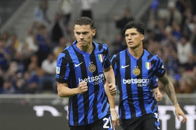 Kristjan Asllani merayakan gol dalam laga Serie A antara Inter Milan vs Hellas Verona di San Siro, Minggu (4/5/2025) dini hari WIB.