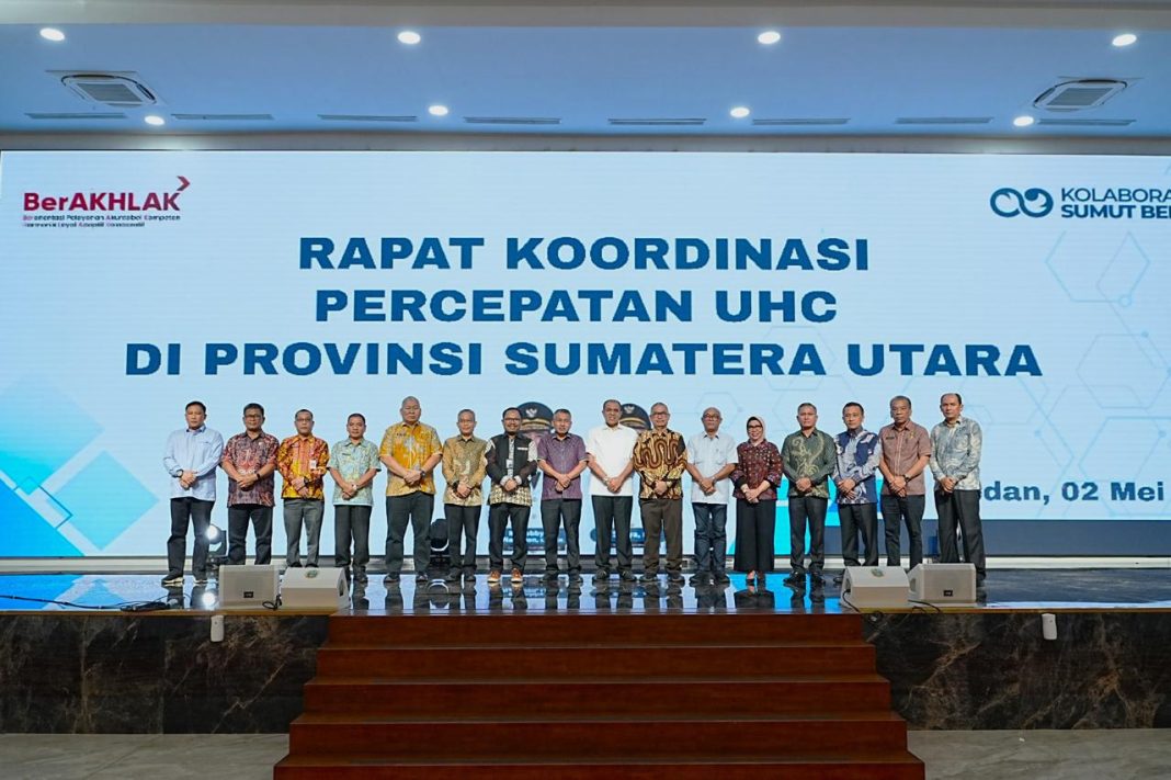 Asisten Pemerintahan dan Kesejahteraan Rakyat Provinsi Sumut, Basarin Yunus Tanjung foto bersama dengan Deputi Direksi BPJS Kesehatan Wilayah I, Mohammad Iqbal Anas Ma’ruf, Kepala Dinas Kesehatan Provinsi Sumut, Muhammad Faisal Hasmiry, serta sejumlah pejabat lainnya usai Rapat Koordinasi Percepatan UHC di Aula Kantor Gubernur Sumut, Medan, Jumat (2/5/2025).