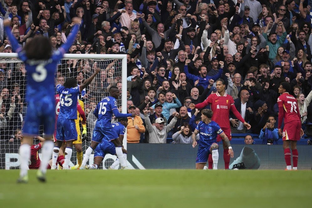 Skuad Chelsea merayakan gol bunuh diri bek Liverpool Jarell Quansah di Stamford Bridge, Minggu (4/5/2025).