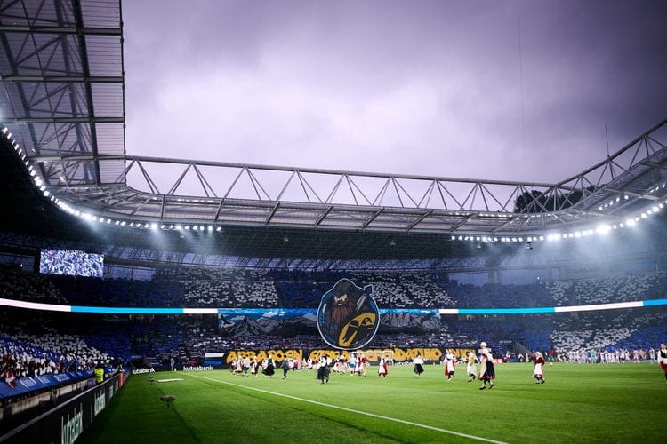 Tifo yang ditampilkan suporter jelang laga pekan ke-34 La Liga 2024-2025 antara Real Sociedad vs Athletic Club di Stadion Anoeta, 4 Mei 2025.