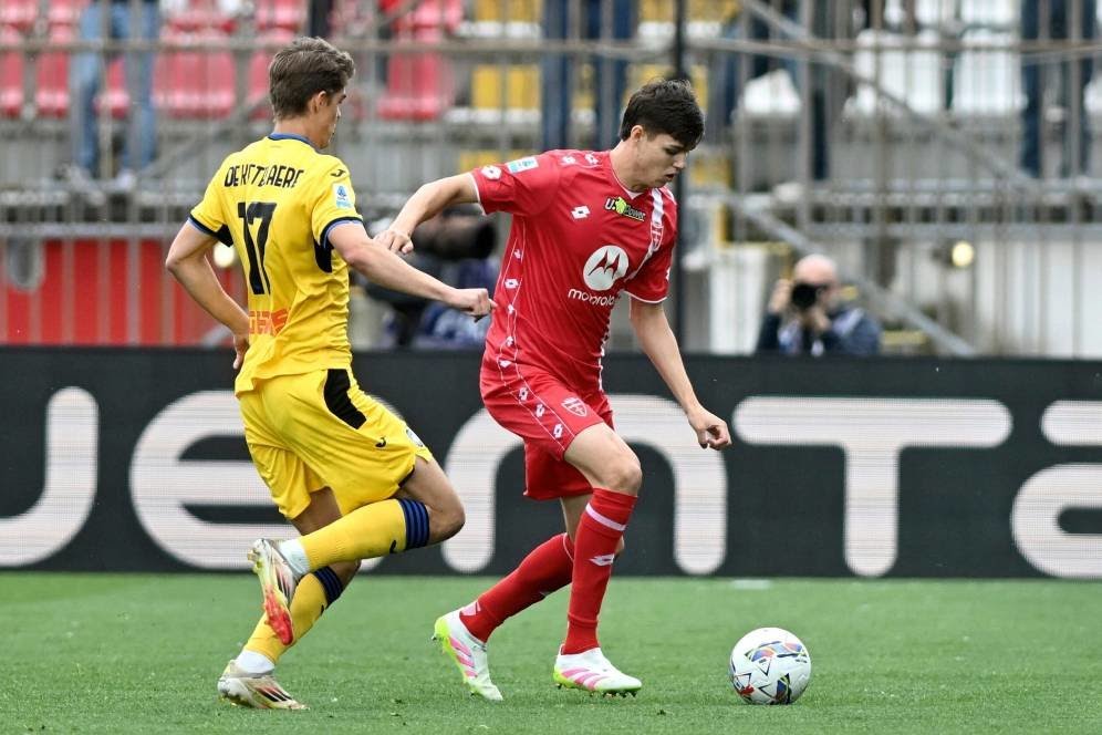 Tomas Palacios (kanan) berebut bola dengan Charles De Ketelaere dalam laga Serie A antara Monza vs Atalanta di Stadion U-Power, Minggu (4/5/2025).