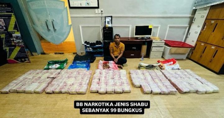 Pelaku dan barang bukti 99 bungkus sabu yang berhasil diamankan Polri di Langsa, Aceh.