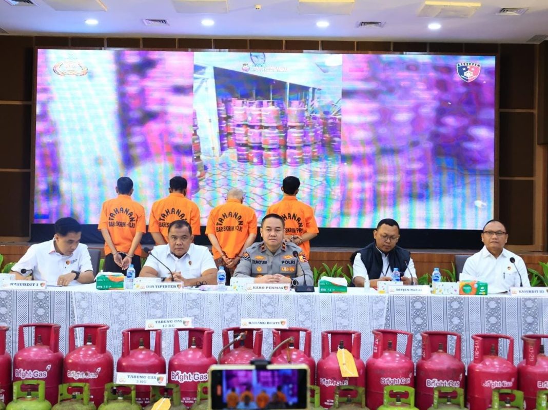 Direktorat Tindak Pidana Tertentu (Dittipidter) Bareskrim Polri menggelar konferensi pers terkait pengungkapan kasus penyelewengan gas LPG subsidi 3 kg di Semarang dan Karawang.