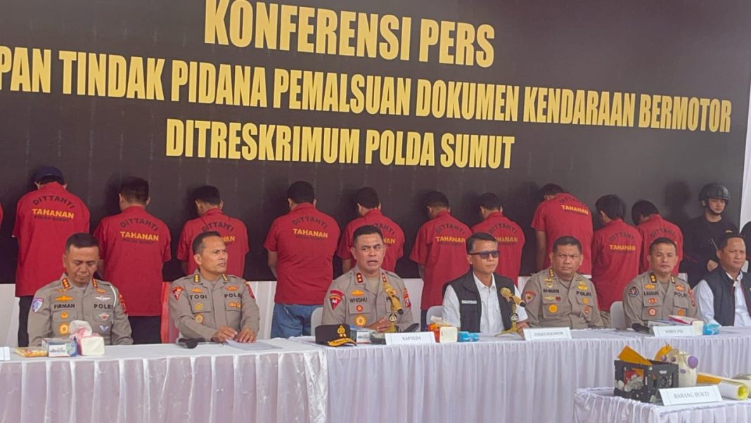 Kapolda Sumut, Irjen Pol Whisnu Hermawan Februanto memberikan penjelasan sindikat pemalsuan surat kendaraan di Lapangan KS Tubun Mapolda Sumut, Senin (5/5/2025).