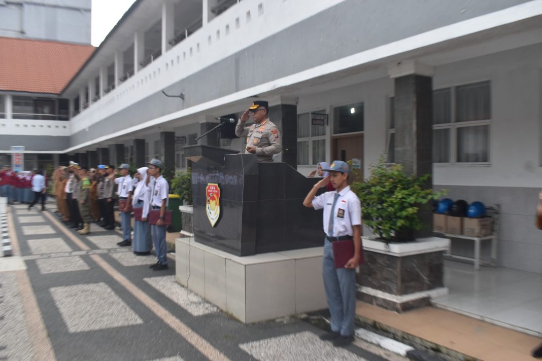 Kapolrestabes Medan, Kombes Pol Gidion Arif Setyawan jadi Pembina Upacara di SMAN 1 atau Smansa Medan Jalan Teuku Cik Ditiro, Medan, Senin (5/5/2025). (Dok/Polrestabes)