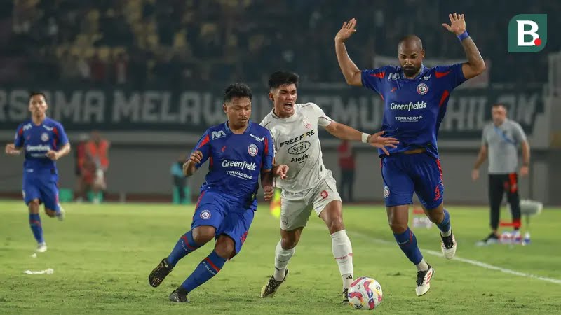 Penyerang Persis Solo, Ramadhan Sananta, saat berduel dengan bek Arema FC, Thales Lira dan Rifad Marasabessy, dalam duel pekan ke-31 BRI Liga 1 2024/2025 di Stadion Manahan, Solo, Senin (5/5/2025).
