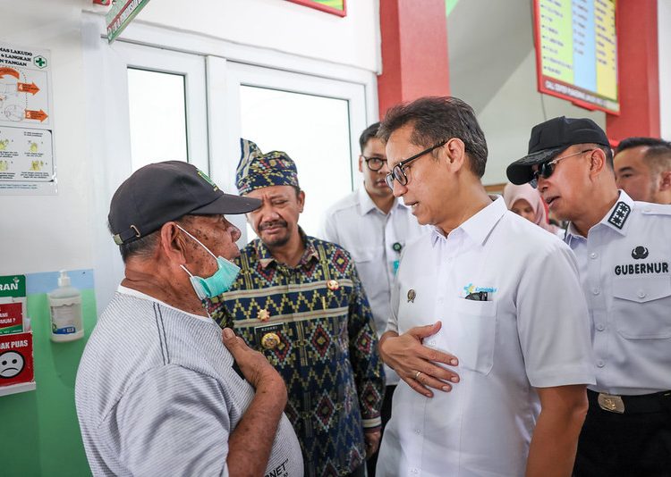 Menteri Kesehatan Budi Gunadi Sadikin berdialog dengan salah seorang warga saat meninjau layanan di Puskesmas Watubangga, Kabupaten Kolaka, Sulawesi Tenggara, didampingi Gubernur Sultra Andi Sumangerukka dan jajaran.