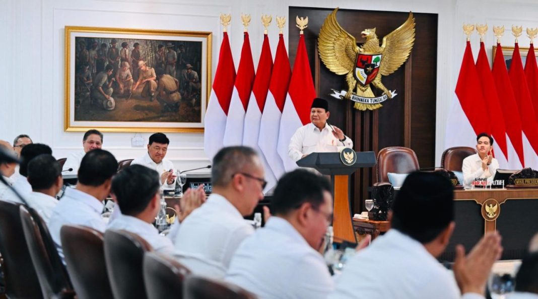Presiden Prabowo Subianto memimpin Sidang Kabinet Paripurna di Istana Kepresidenan, Jakarta, pada Senin (5/5/2025).