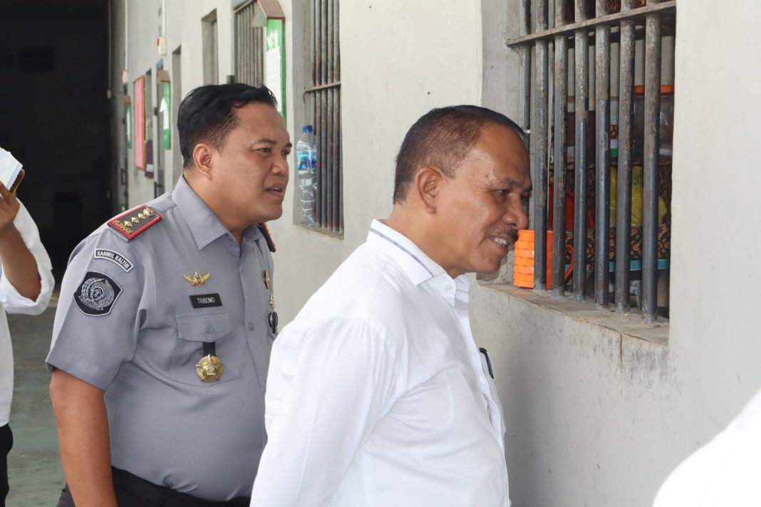 Anggota Komisi XIII DPR RI, Dr Maruli Siahaan SH MH, didampingi Kalapas Pancurbatu, Tribowo, saat meninjau langsung blok hunian warga binaan di Lapas Kelas IIA Pancurbatu, Senin (5/5/2025).