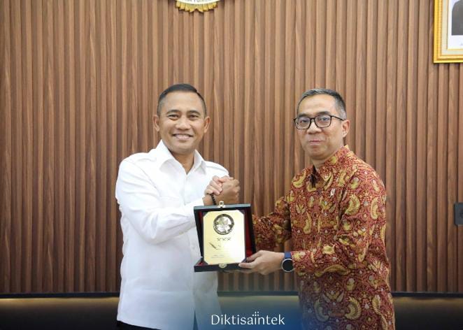 Menteri Pendidikan Tinggi, Sains, dan Teknologi Brian Yuliarto berjabat tangan dengan Kepala BNPT Eddy Hartono usai audiensi sinergi pencegahan ekstremisme berbasis kekerasan di perguruan tinggi, Jakarta, Selasa (6/5/2025). (Dok/Diktisaintek)