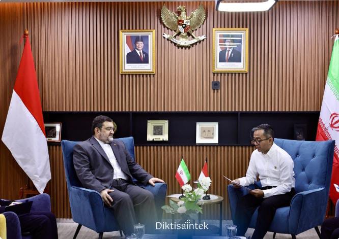Menteri Pendidikan Tinggi, Sains, dan Teknologi Brian Yuliarto menerima kunjungan Duta Besar Iran untuk Indonesia, Mohammad Boroujerdi, dalam rangka penguatan kerja sama bilateral di bidang pendidikan tinggi, sains, dan teknologi, di Jakarta, Senin (5/5/2025). (Dok/Diktisaintek)