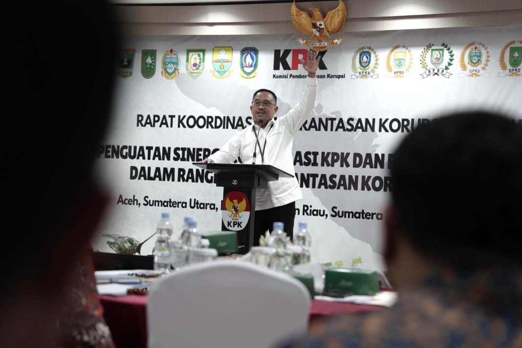 Deputi Korsup KPK, Didik Agung Widjanarko memberikan sambutan dalam Rapat Koordinasi Penguatan Sinergi dan Kolaborasi KPK dan Pemda se-Aceh untuk Pencegahan Korupsi, di Gedung Merah Putih KPK, Jakarta.