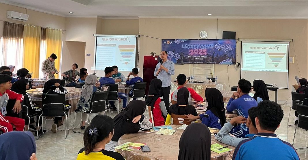 Ketua Satgas Pendidikan Tinggi KPK, Masagung Dewanto, memberikan materi tentang peran media sosial dalam membangun budaya antikorupsi kepada para peserta Legacy Camp 2025 di Bapelkes Provinsi Lampung.
