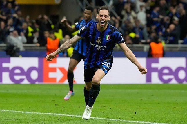 Selebrasi Hakan Calhanoglu dalam laga semifinal Liga Champions antara Inter Milan vs Barcelona, Rabu (7/5/2025).