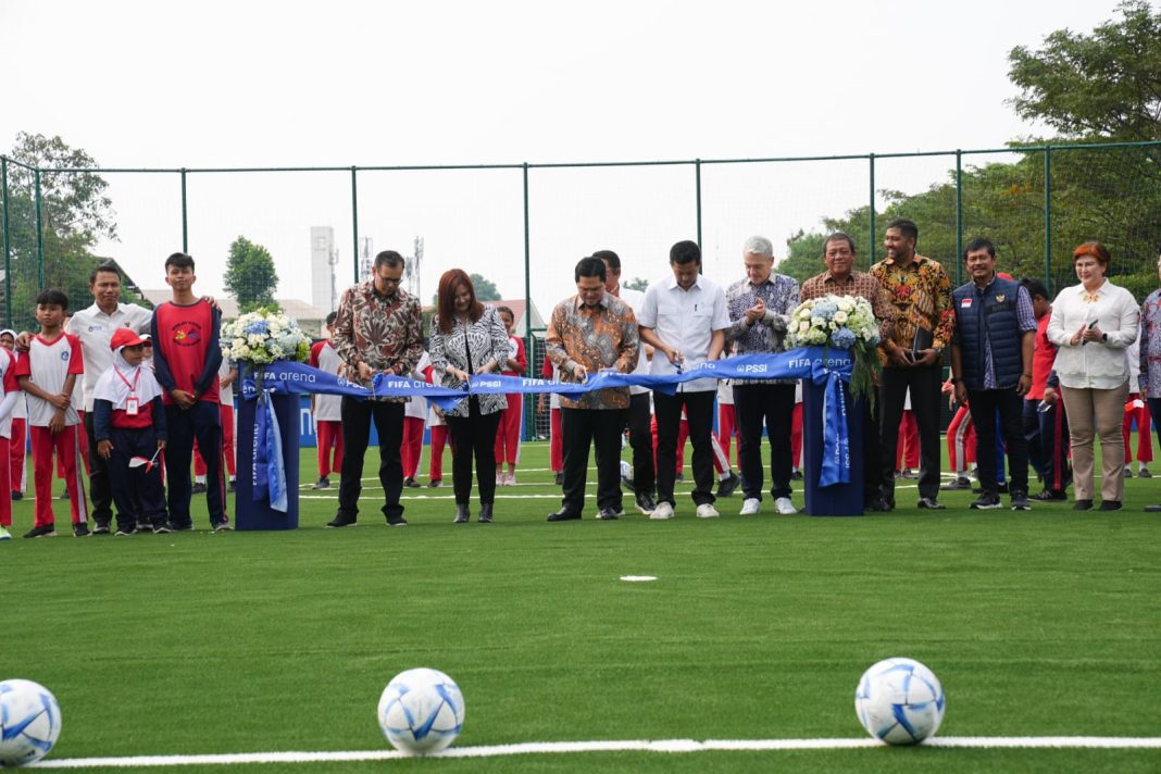 Ketua Umum PSSI Erick Thohir bersama perwakilan FIFA dan pemerintah Indonesia meresmikan FIFA Arena di Oase Park, Ciputat, Selasa (6/5/2025), sebagai bagian dari program Football for Schools.