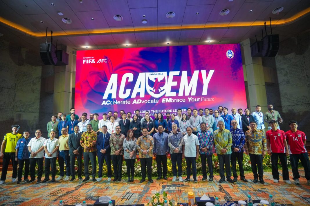 Ketua Umum PSSI Erick Thohir bersama perwakilan FIFA, AFC, serta peserta Garuda Academy berfoto bersama usai peresmian program pengembangan SDM sepak bola nasional di Mandiri University, Jakarta, Selasa (6/5/2025).