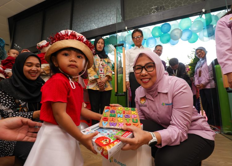 Penasihat Dharma Wanita Persatuan Kemenkes, Ida Gunadi Sadikin, menyerahkan bingkisan edukatif kepada anak saat peresmian pembukaan kembali Tempat Pengasuhan Anak (TPA) Serama di Jakarta, Selasa (6/5/2025).