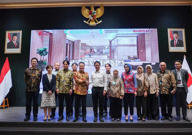 Menteri Kesehatan RI Budi Gunadi Sadikin berfoto bersama Gubernur Prefektur Mie, Jepang, Ichimi Katsuyuki, dan delegasi dalam kunjungan kehormatan di Ruang Rapat Leimena, Jakarta, Selasa (6/5/2025), guna memperkuat kerja sama bilateral di bidang kesehatan.