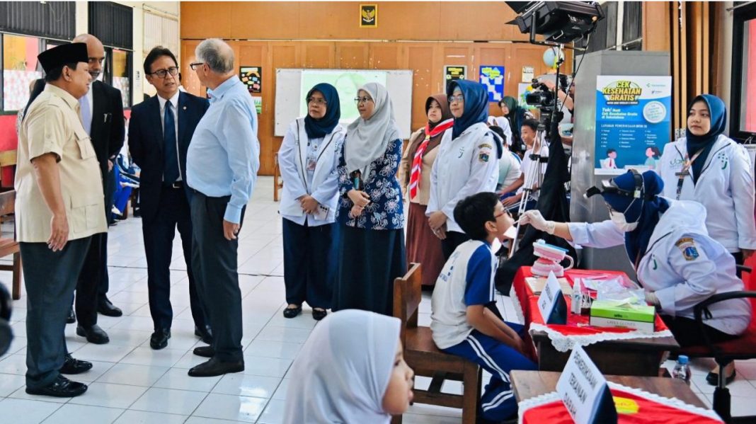 Presiden Republik Indonesia, Prabowo Subianto bersama tokoh filantropi dunia Bill Gates berkunjung ke SD Jati 03, Jakarta, pada Rabu (7/5/2025), guna meninjau langsung pelaksanaan program makan bergizi gratis (MBG) dan layanan cek kesehatan gratis (CKG).