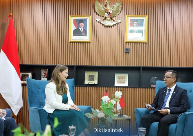 Menteri Pendidikan Tinggi, Sains, dan Teknologi, Brian Yuliarto (kanan), menerima kunjungan kehormatan Duta Besar Hungaria untuk Indonesia, Lilla Karsay (kiri), di Kantor Kemdiktisaintek, Jakarta, Rabu (7/5/2025). (Dok/Diktisaintek)