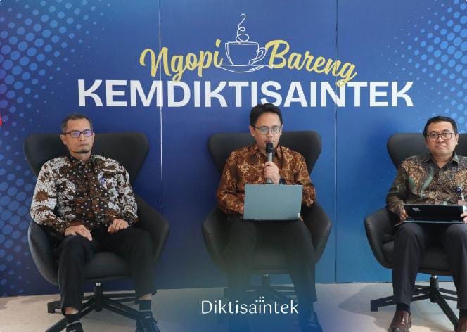 Direktur Jenderal Riset dan Pengembangan, Fauzan Adziman, bersama Direktur Hilirisasi dan Kemitraan, Yos Sunitiyoso dalam acara 'Ngopi Bareng Kemdiktisaintek' sekaligus peluncuran Program Pendanaan Hilirisasi Riset-Pengujian Model & Prototipe Tahun 2025 di Jakarta, Rabu (7/5/2025). (Dok/Diktisaintek)