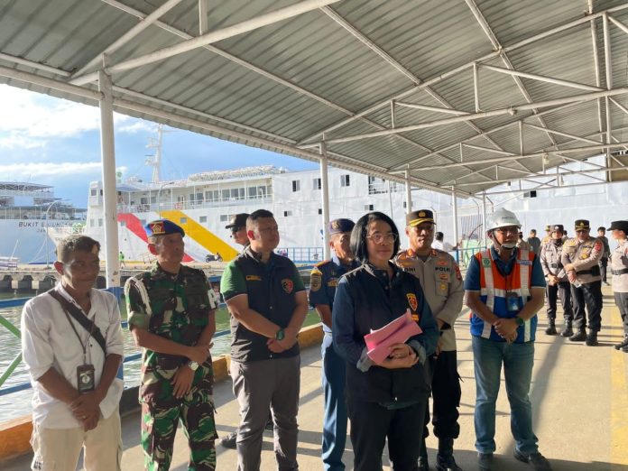 Satgas Gakkum Gagalkan Pengiriman Ilegal Calon PMI Direktur Tindak Pidana PPA dan PPO Bareskrim Polri, Brigjen Pol Nurul Azizah, bersama personel gabungan saat melakukan pemeriksaan calon pekerja migran non-prosedural di Pelabuhan Tunontakan, Kabupaten Nunukan, Kalimantan Utara.