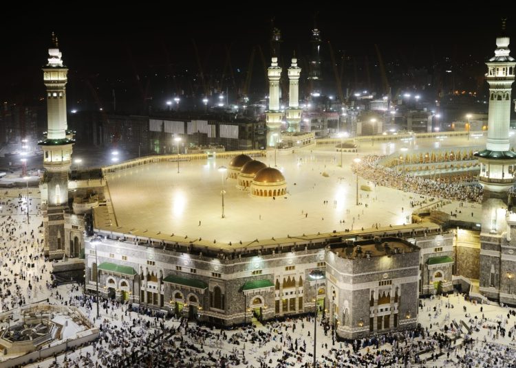 Pemandangan malam Masjidil Haram, Mekkah, yang menjadi pusat pelaksanaan ibadah haji. (Dok/Kemenkes)
